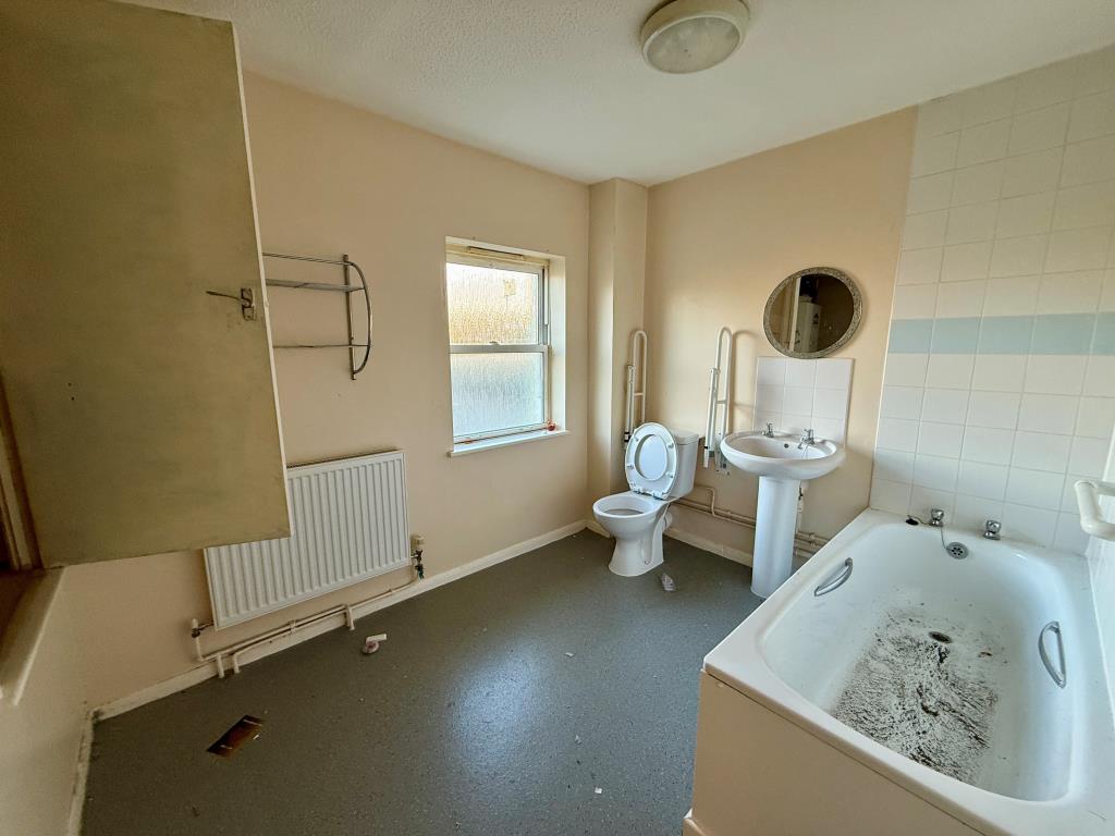 Lot: 144 - HOUSE IN NEED OF IMPROVEMENT - Bathroom with W.C.